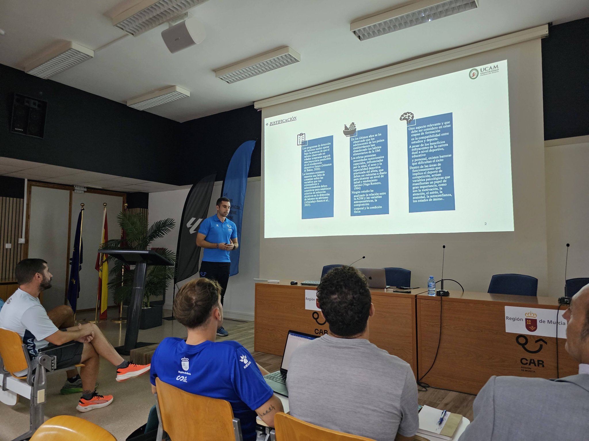 Antonio presenta una exposición con diapositivas en el CAR de la Región de Murcia.