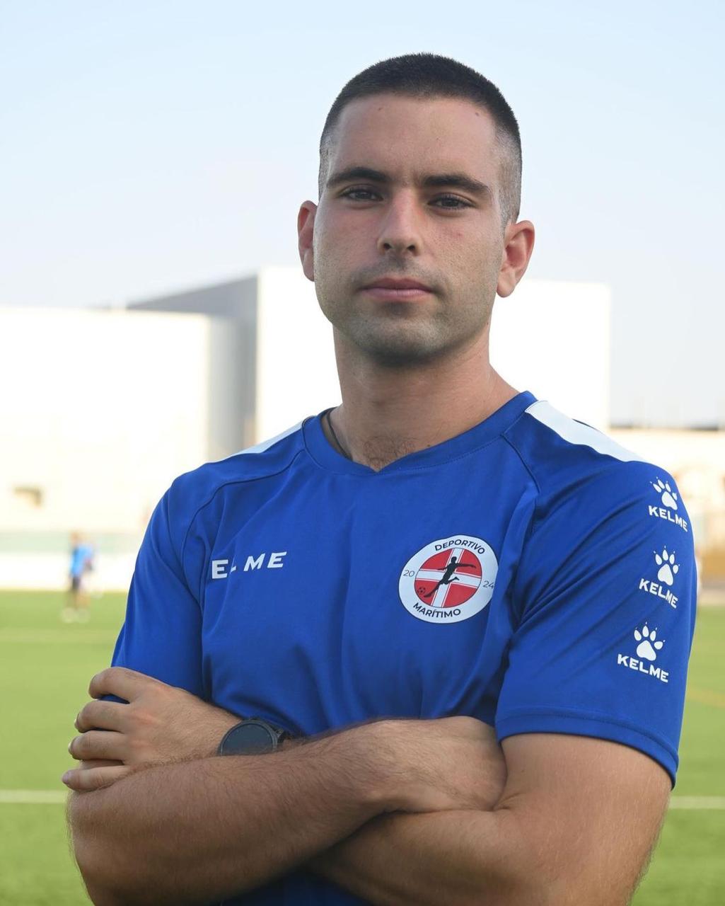 Retrato de Antonio con ropa deportiva en un campo de fútbol.